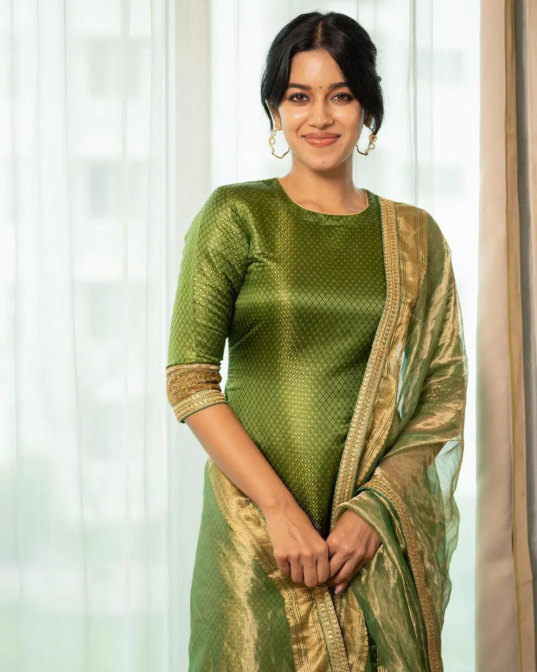 INDIAN ACTRESS MIRNALINI RAVI IMAGES IN GREEN DRESS 1